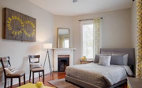 414B Waldburg St - 2 Bedroom Oasis Near Forsyth Park